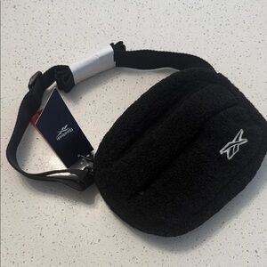 Reebok Dani Crossbody Soft fleece Bag with expandable Strap color Black.